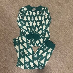 Hanna Andersson Green and White Tree Pattern Pajama Set